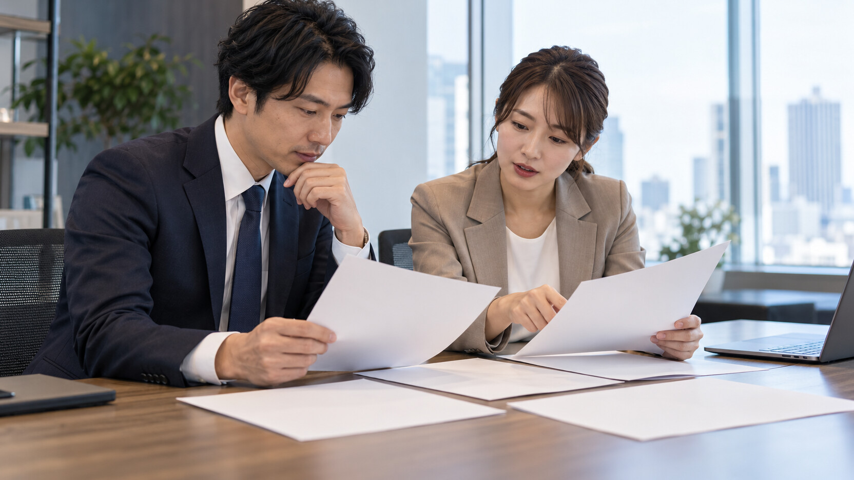 契約書類を見ながら料金体系を比較する担当者