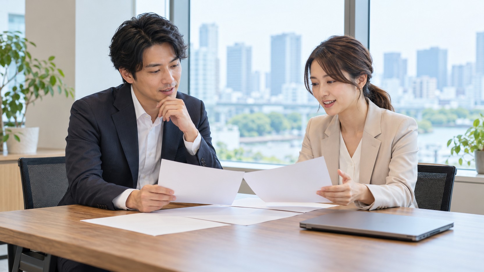 記事制作の予算と作業計画を相談する担当者