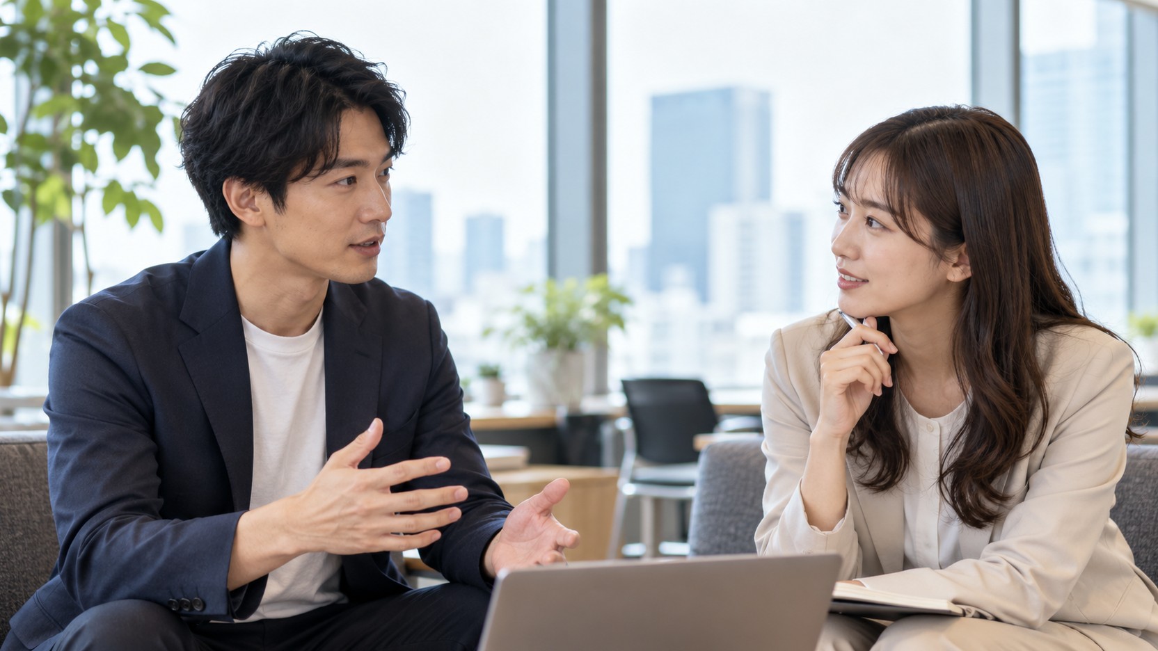 記事に関する疑問を同僚に相談する担当者